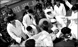 醫(yī)護(hù)人員將傷者轉(zhuǎn)往貴陽治療。新華社發(fā)