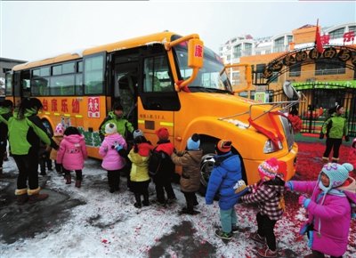 我國(guó)校車條例草案今起征意見(jiàn) 賦予三項(xiàng)優(yōu)先權(quán)