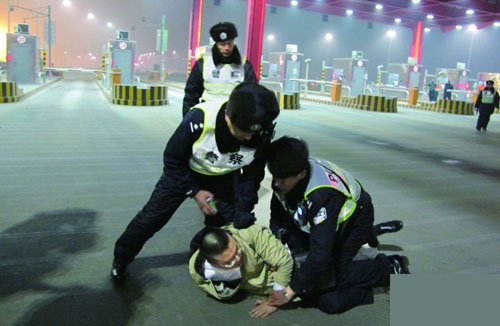 青島酒司機強行闖關(guān)未遂棄車狂逃 強悍襲警被生擒