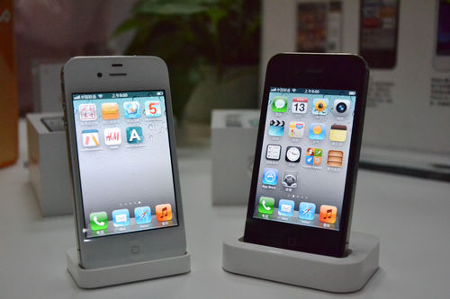 iphone4s開(kāi)售，青島iphone4s真機(jī)實(shí)拍，銷(xiāo)售員介紹iphone4s套餐及辦理方法