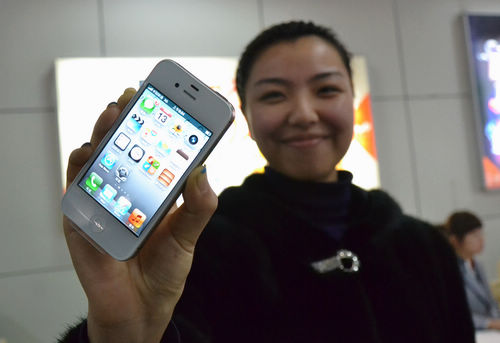 iphone4s開(kāi)售，青島iphone4s真機(jī)實(shí)拍，銷(xiāo)售員介紹iphone4s套餐及辦理方法
