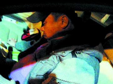 青島酒司機(jī)路口等信號竟睡著 被叫醒時(shí)以為到家