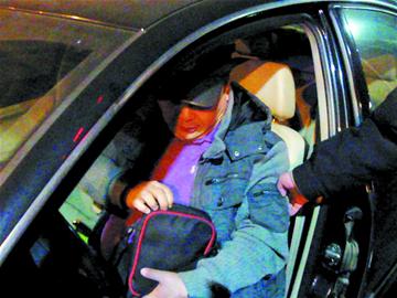 青島酒司機(jī)路口等信號竟睡著 被叫醒時(shí)以為到家