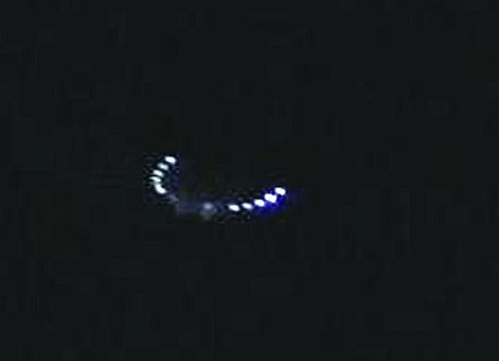 青島小村莊上空驚現(xiàn)UFO 網(wǎng)友:疑似帶燈風(fēng)箏(圖)