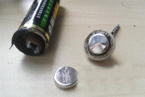 這個電池突然爆炸，把自己的“屁股”炸開了