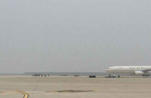 浦東機(jī)場T2飛機(jī)滑行道上出現(xiàn)攔機(jī)者，造成多架外航飛機(jī)堵在后面不能移動