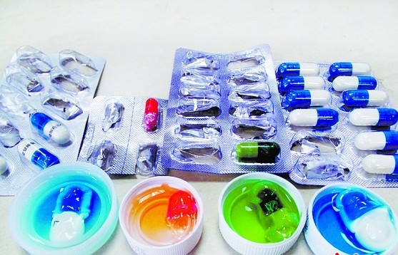 浸泡一個小時，四種膠囊殼均掉色嚴(yán)重。