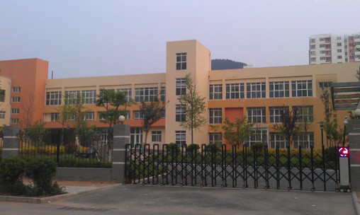 省實驗幼兒園新園區(qū)還沒掛牌就遭遇捐贈費事件，業(yè)主們擔心幼兒園會因此事撤出小區(qū)