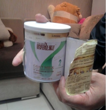 贈品奶粉外包裝是1段，但撕開“馬甲”后發(fā)現(xiàn)原包裝是2段。