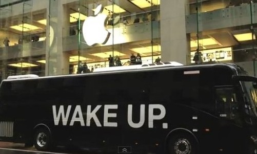打上“醒醒吧”（Wake Up）字體的大巴車(chē)停在蘋(píng)果店門(mén)前