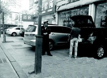 收費(fèi)員剛收取了這名女司機(jī)30元停車費(fèi)。