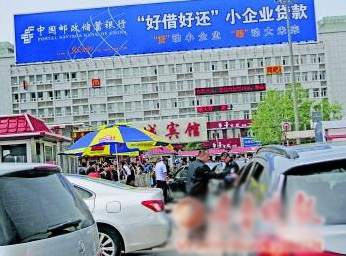 火車(chē)站站前停車(chē)場(chǎng)出口,每一輛開(kāi)出的車(chē)都要嚴(yán)格檢查。