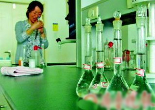 四瓶“珍珠”溶液樣本正在進行鉻含量檢測。