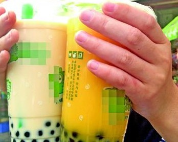 在某商店購買的兩份珍珠奶茶。
