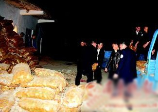 執(zhí)法人員深夜對土豆作坊內(nèi)的土豆進行了查封。