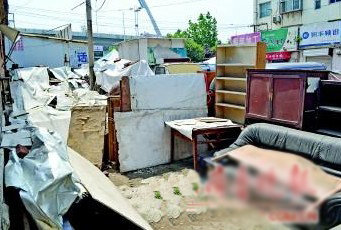 經(jīng)十路和民族大街交叉口附近的地方,堆積了不少廢舊物品。