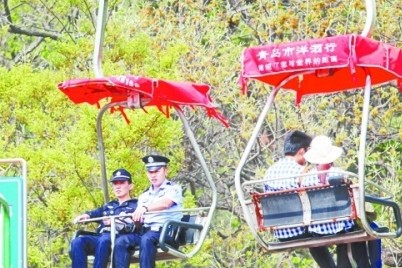 民警去查看后，坐索道下來。