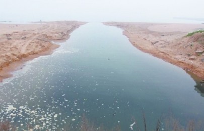 污水沿著這條人工挖開的河道匯入大海。