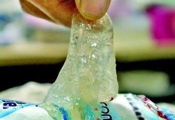 這支冰棍在常溫放置24小時(shí)后,變成了一攤膠狀物。