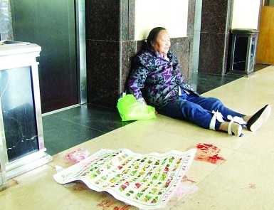 電梯里擠滿(mǎn)老人，猛地一顛，迅速墜落。