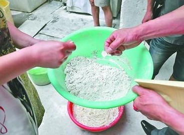 在一家米線加工作坊內(nèi)，執(zhí)法人員發(fā)現(xiàn)一個(gè)盆內(nèi)盛著白色的粉狀物，其中還有不少結(jié)塊
