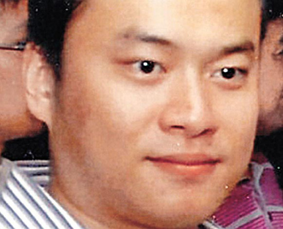 在新加坡撞車的限量版法拉利，車主為四川富豪馬馳，其妻子為四川電視臺(tái)前新聞主播何婷婷