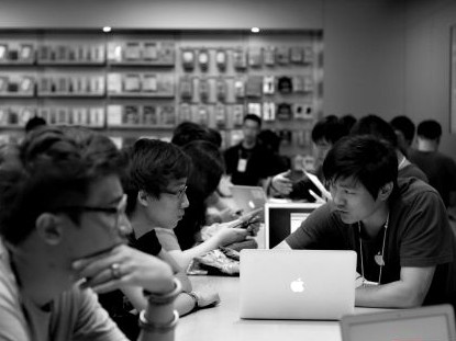 一些顧客在蘋果店內咨詢維修事宜。