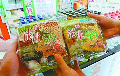 圖一：在經(jīng)七緯一路統(tǒng)一銀座超市，兩種包裝雷同的能量99棒擺放在同一個柜臺上。