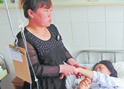 家人正在給初女士按摩，并不時開導(dǎo)她。