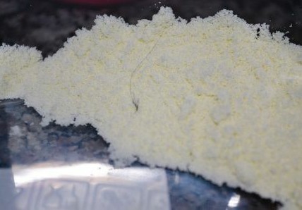 奶粉中的異物清晰可見。奶粉里發(fā)現毛發(fā)