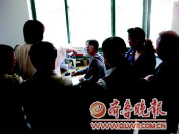 業(yè)主在開發(fā)商辦公室與工作人員發(fā)生爭執(zhí)。
