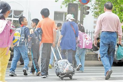 青島小學(xué)生書包重達24斤 肩負越減越重