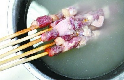 肉串泡在熱水中后，清水變成了'濃湯'。