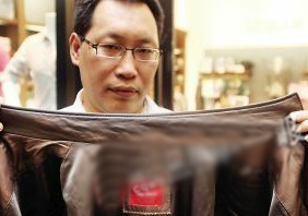 李先生展示他才買(mǎi)4個(gè)月的皮衣