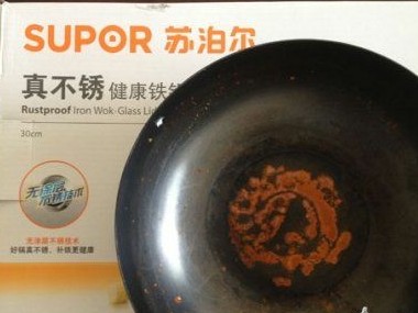 使用三天后的蘇泊爾“真不銹”鍋，銹跡斑斑。
