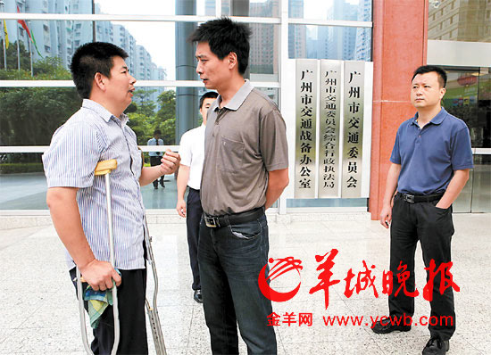 老王想到廣州市交委反映意見，工作人員攔著不讓進(jìn)