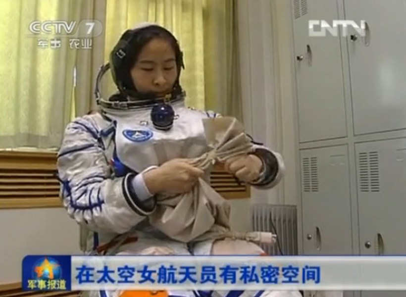 女航天員劉洋正在穿著為其量身定制的女性航天服。