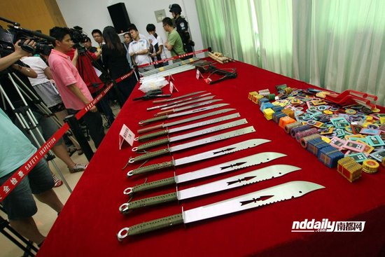 昨日，廣州警方展示繳獲的仿制槍支和毒品。