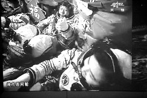 神九飛船與天宮一號(hào)交會(huì)對(duì)接時(shí)，艙內(nèi)航天員鎮(zhèn)定操作。