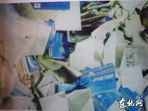 堆在鍋爐房地上的各種練習(xí)冊(cè)等待焚燒。東北網(wǎng)記者 張強(qiáng) 翻拍