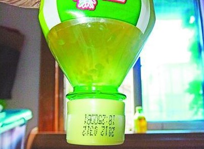 保質(zhì)期內(nèi)的未開封康師傅綠茶，液體渾濁、顏色異常并出現(xiàn)明顯絮狀物