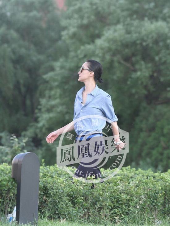 周迅形單影只素顏逛街