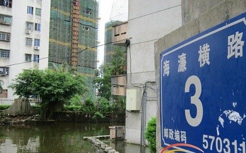 海濂橫路3號(hào)正門(mén)口，一眼望去全部是水，第一棟樓的居民們自行用大磚頭鋪路
