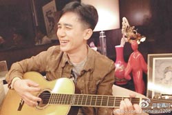 梁朝偉在生日派對(duì)表演自彈自唱，逗得在場好友哈哈大笑
