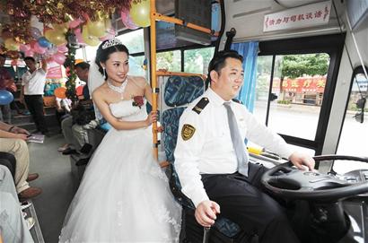 最美中國人青島31路司機(jī)曲盛凱公交娶新娘