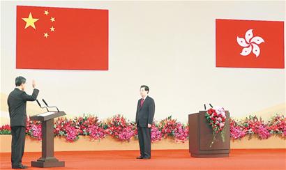 香港特別行政區(qū)第四任行政長官梁振英宣誓就職，胡錦濤監(jiān)誓。