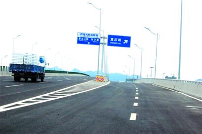 四流路跨線(xiàn)橋下月完工 北端接地南端有高壓線(xiàn)進(jìn)程緩慢