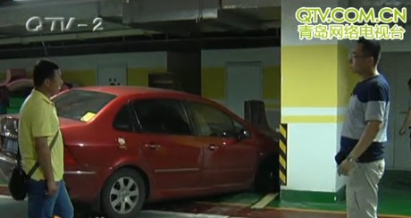 新業(yè)廣場(chǎng)停車場(chǎng)藏大坑卡住車頭 怪車主觀察不周