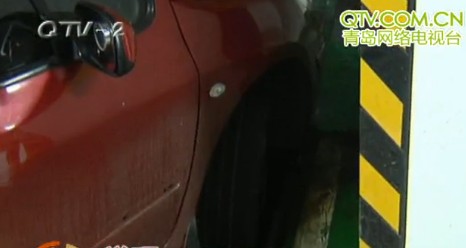 新業(yè)廣場(chǎng)停車場(chǎng)藏大坑卡住車頭 怪車主觀察不周
