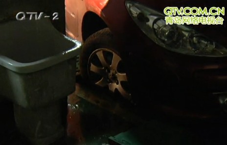 新業(yè)廣場(chǎng)停車場(chǎng)藏大坑卡住車頭 怪車主觀察不周